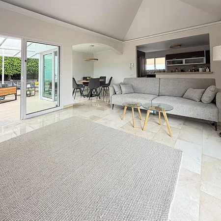 Villa Exklusive Mit Beheiztem Pool In *