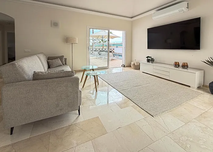 Exklusive Mit Beheiztem Pool In *